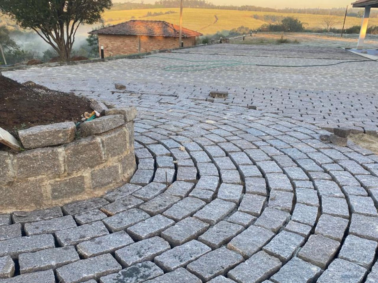 calçamento de pedras folheta